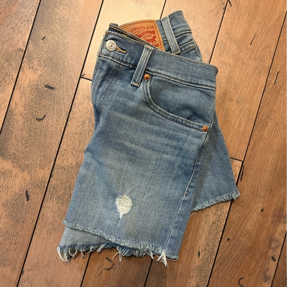 Levi’s High Rise Shorts - Picture 3 of 4